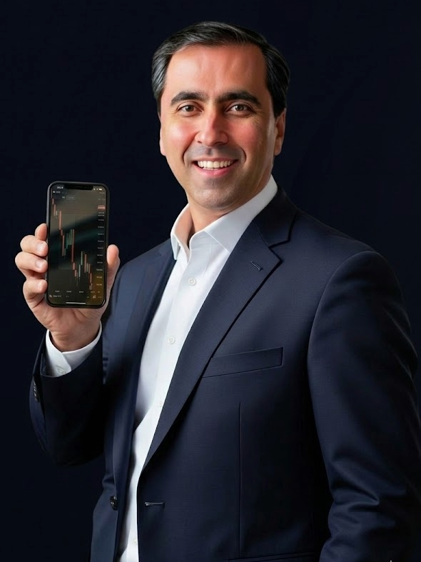 André Candido segurando celular com gráfico de criptomoedas
